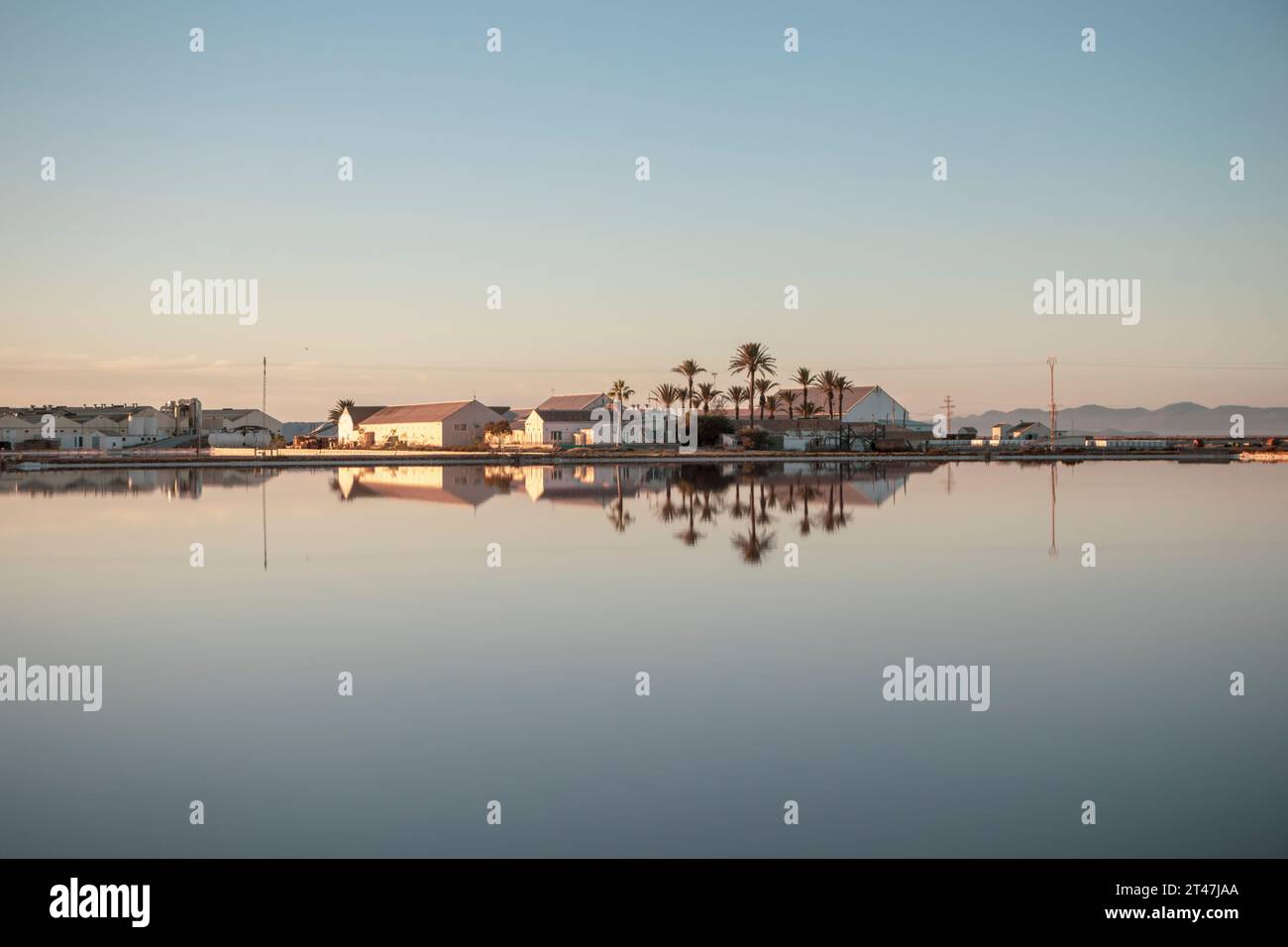 Réflexion dans l'eau calme du complexe salin du Parc régional Salinas de San Pedro del Pinatar, région de Murcie, Espagne Banque D'Images