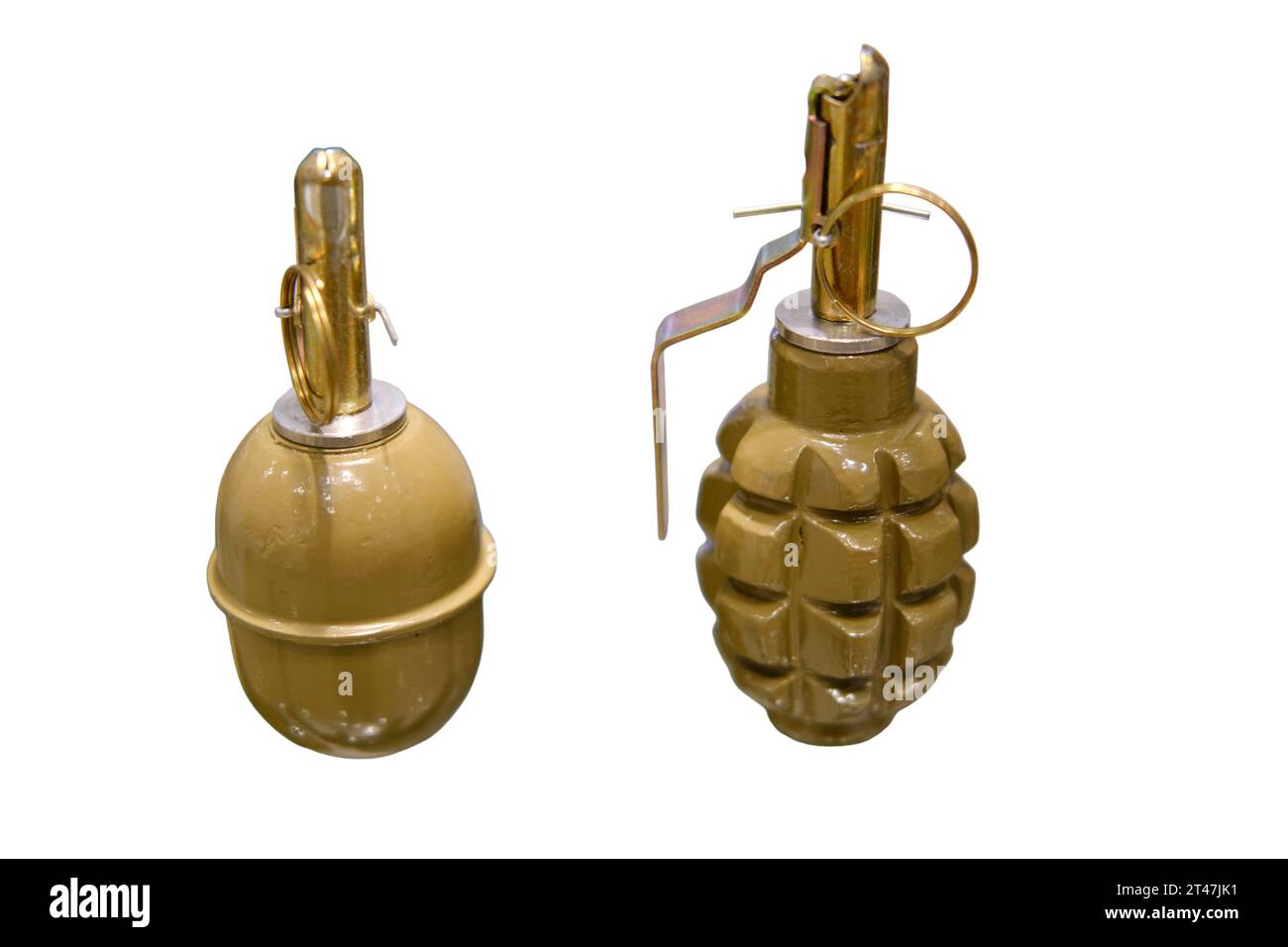 Une maquette de grenade utilisée pour entraîner les soldats à manipuler et à lancer des armes explosives, isolée sur fond blanc. Banque D'Images