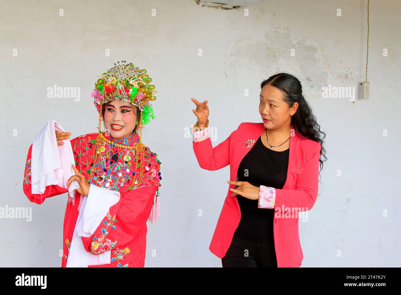 LUANNAN - MAI 13 : spectacle de théâtre de guide d'acteur PingJu directeur de théâtre amateur à l'intérieur, le 4 mai 2014, comté de Luannan, province de hebei, menton Banque D'Images