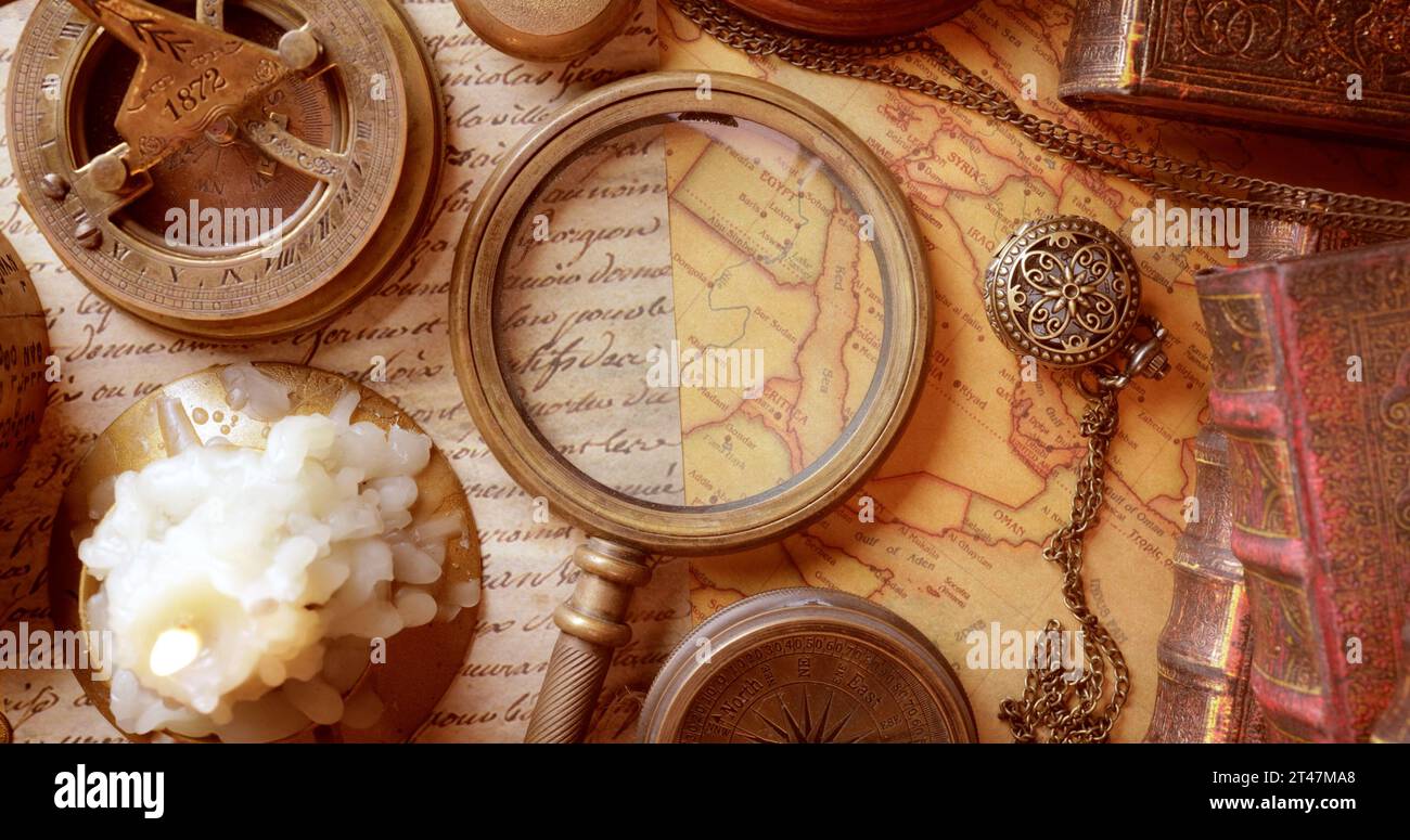 Voyage et aventure de style vintage. Ancienne boussole vintage et autres articles vintage sur la table. Banque D'Images