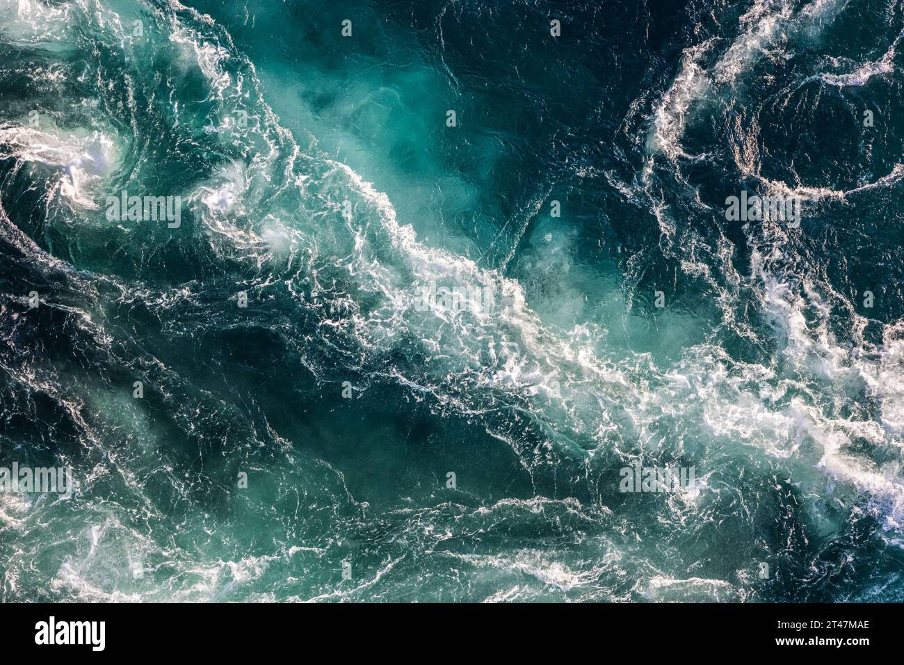 Les vagues bleues de l'eau de la rivière et de la mer se rencontrent à marée haute et marée basse. Tourbillons du maelstrom de Saltstraumen, Nordland , non Banque D'Images