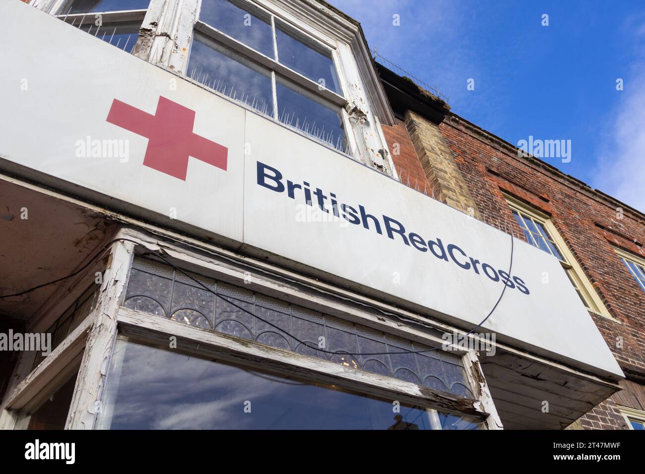Signe de croix rouge britannique et façade, nouvelle rue romney, kent, royaume-uni Banque D'Images