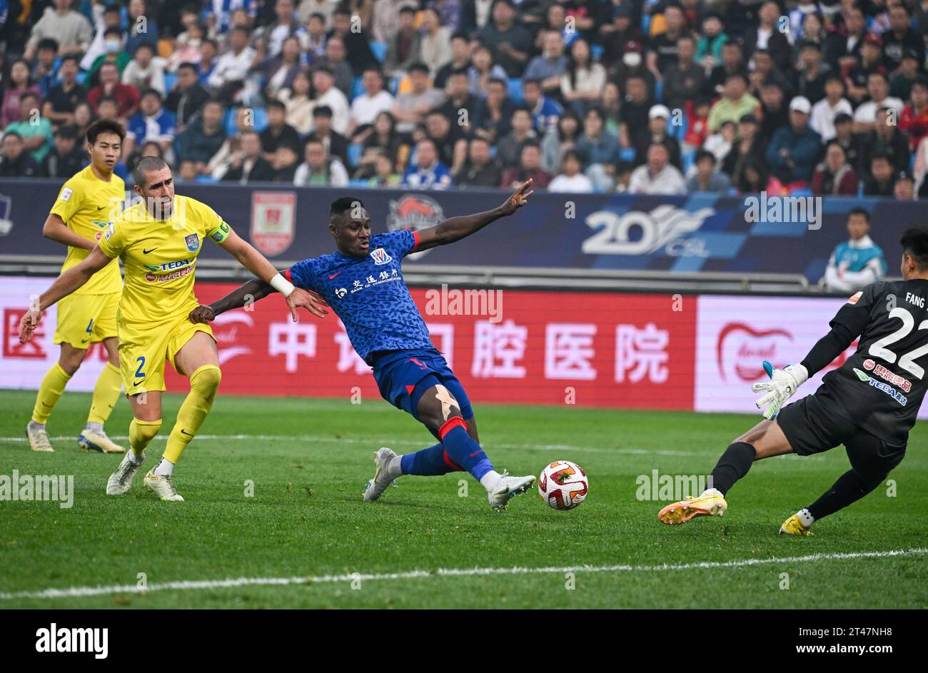 Tianjin. 29 octobre 2023. Cephas Malele (3e L) de Shanghai Shenhua tire lors d'un match de 29e tour de l'Association chinoise de football Super League (CSL) de 2023 saisons entre Tianjin Jinmen Tiger et Shanghai Shenhua dans le nord de la Chine Tianjin, le 29 octobre 2023. Crédit : Sun Fanyue/Xinhua/Alamy Live News Banque D'Images
