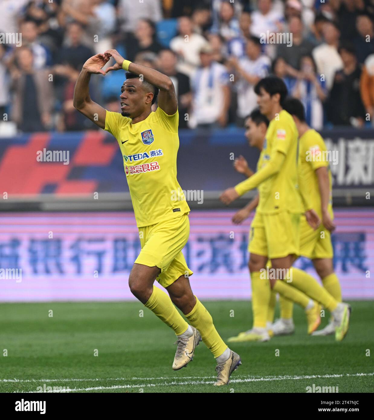 Tianjin. 29 octobre 2023. Farley Rosa de Tianjin Jinmen Tiger célèbre après avoir marqué lors d'un match du 29e tour de l'Association chinoise de football (CSL) de la saison 2023 entre Tianjin Jinmen Tiger et Shanghai Shenhua à Tianjin, dans le nord de la Chine, le 29 octobre 2023. Crédit : Sun Fanyue/Xinhua/Alamy Live News Banque D'Images
