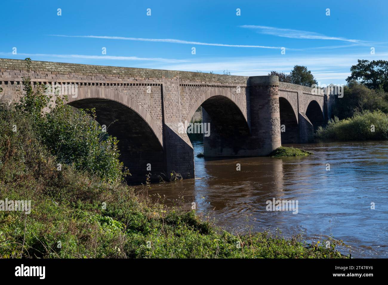 Ladykirk et Norham Bridge de l'autre côté de la rivière Tweed à Norham, Berwick-upon-Tweed, Northumberland, Angleterre et Berwickshire, Écosse, ROYAUME-UNI Banque D'Images