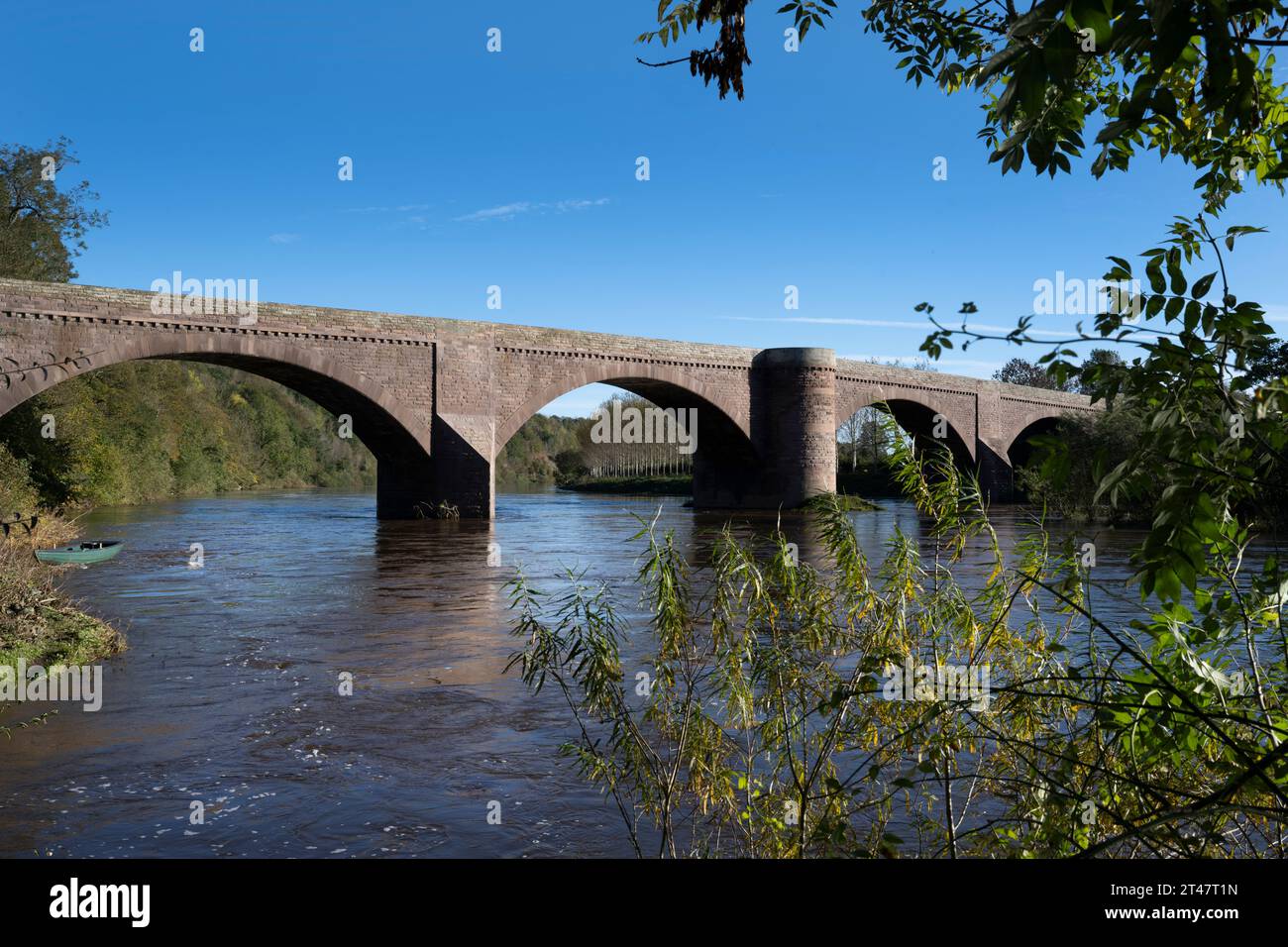 Ladykirk et Norham Bridge de l'autre côté de la rivière Tweed à Norham, Berwick-upon-Tweed, Northumberland, Angleterre et Berwickshire, Écosse, ROYAUME-UNI Banque D'Images