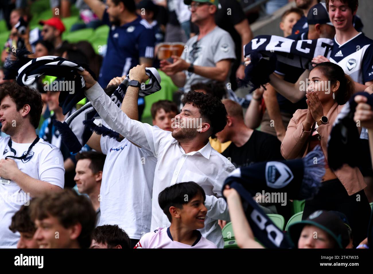 Melbourne, Australie, 29 octobre 2023. Les fans de Melbourne Victory se réjouissent lors de la 2e manche du match de football masculin Isuzu Ute A-League entre Melbourne Victory et Newcastle Jets au AAMI Park le 29 octobre 2023 à Melbourne, en Australie. Crédit : Dave Hewison/Speed Media/Alamy Live News Banque D'Images