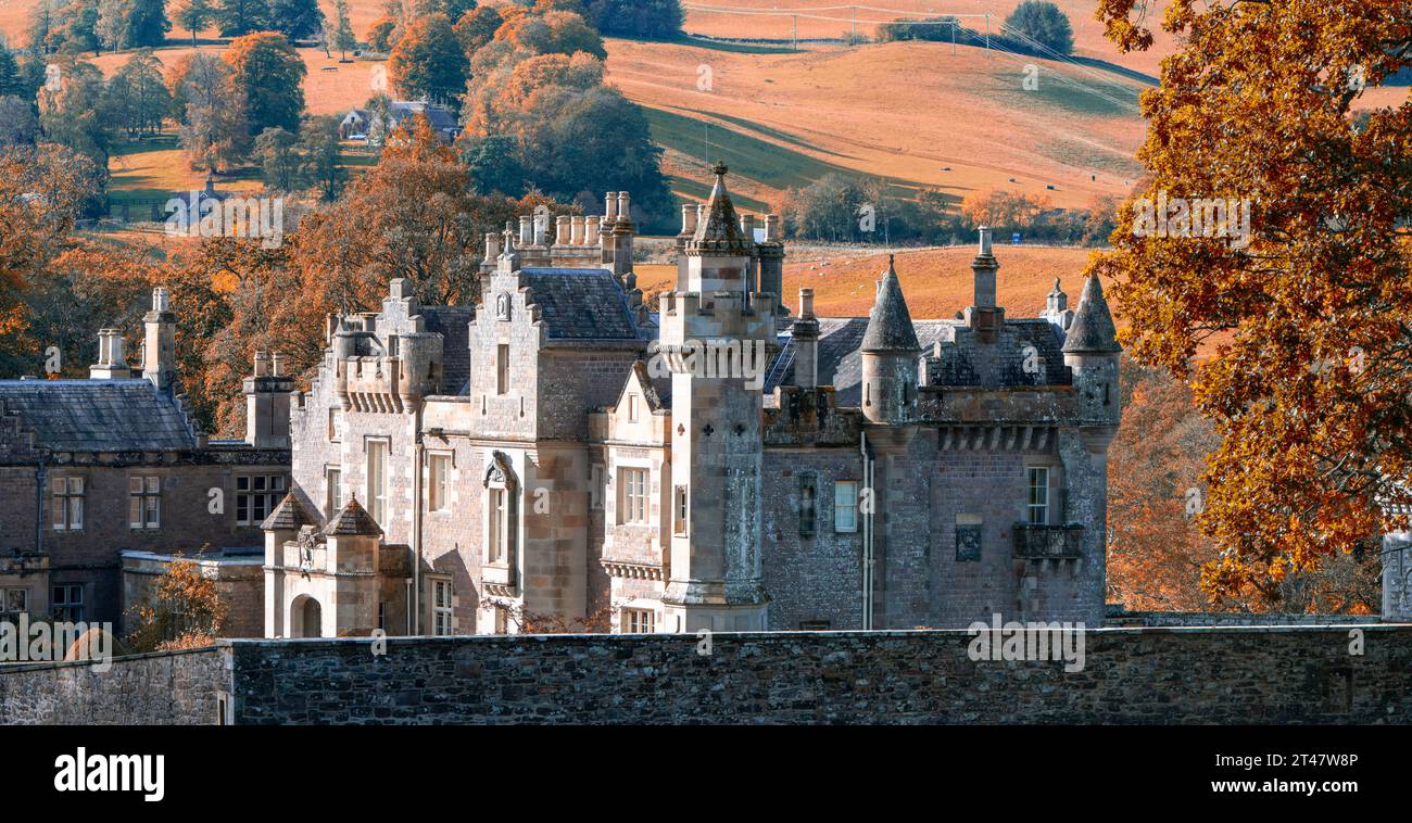 Abbotsford House, Abbotsford, Melrose, Roxburghshire, Écosse, Royaume-Uni - maison de Sir Walter Scott - paysage d'automne. Banque D'Images