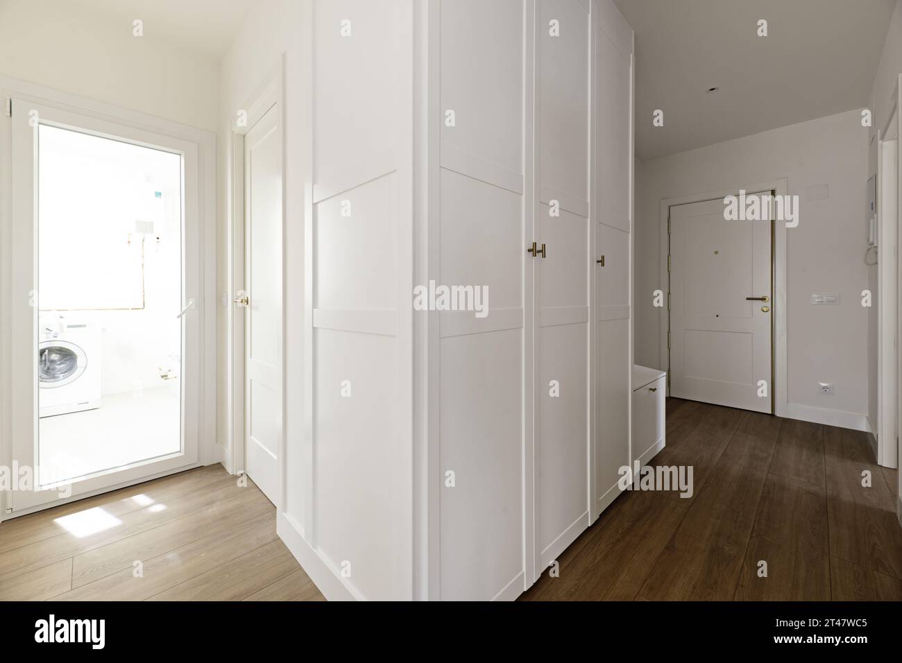 Couloir d'une maison résidentielle avec armoires encastrées personnalisées Banque D'Images
