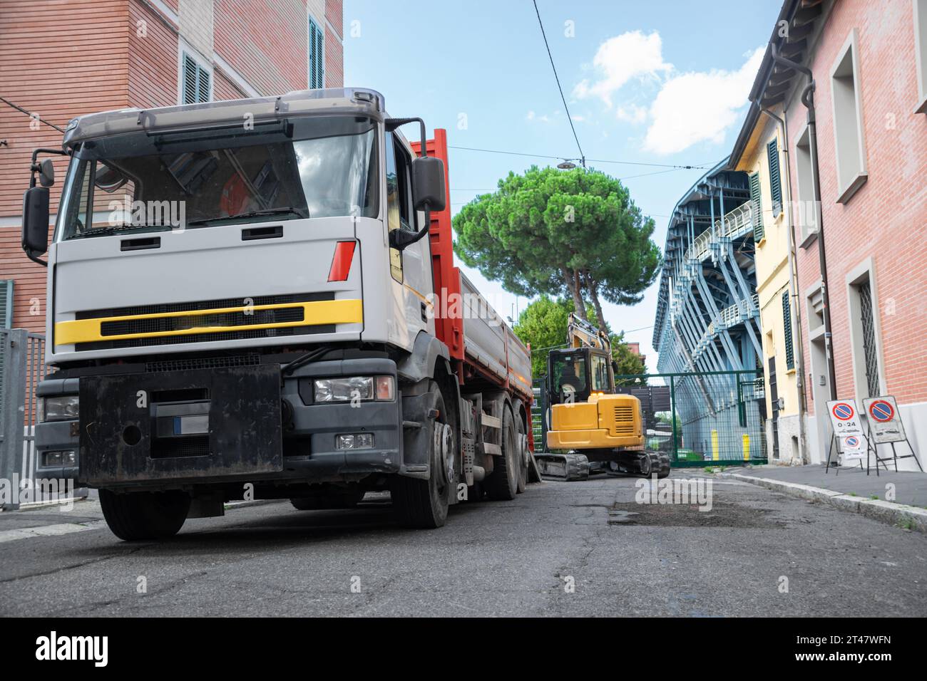 Zone de construction avec camion et excavatrice déployés Banque D'Images