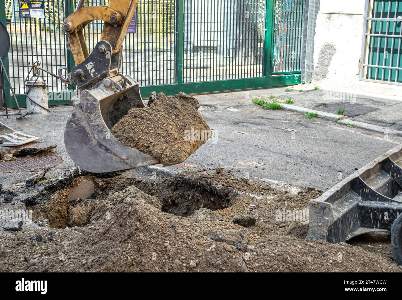 Image en gros plan de la pelle hydraulique en cours d'opération creusant dans le sol Banque D'Images