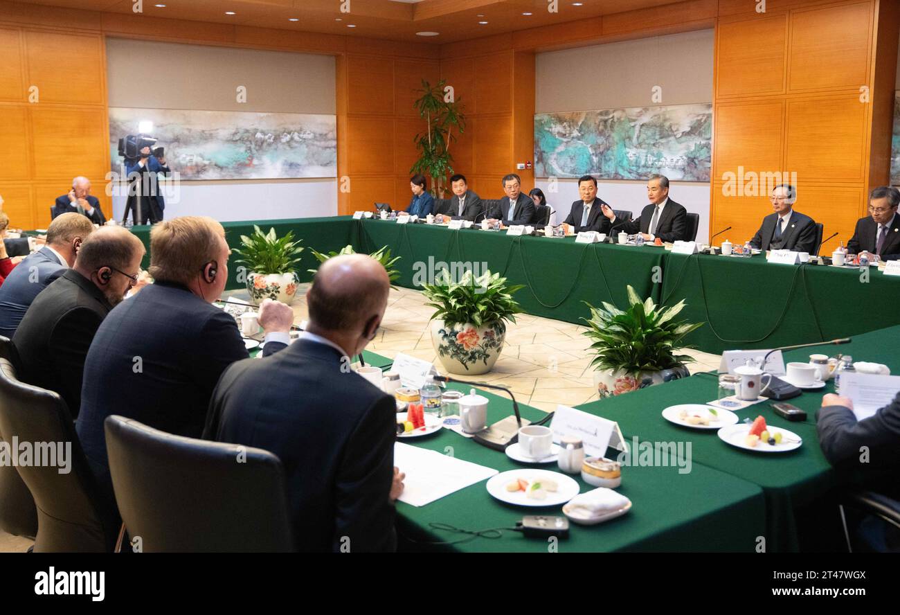 Washington, États-Unis. 28 octobre 2023. Wang Yi, membre du bureau politique du Comité central du Parti communiste chinois et ministre chinois des Affaires étrangères, s'exprime lors d'une réunion avec des représentants du monde des affaires américain et d'autres secteurs à Washington, DC, aux États-Unis, le 28 octobre 2023. Crédit : Liu Jie/Xinhua/Alamy Live News Banque D'Images