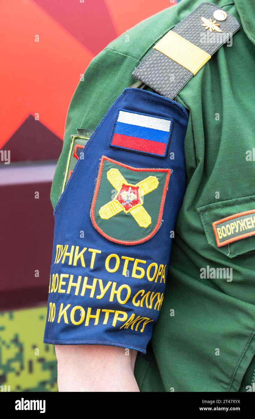 Samara, Russie - 24 juin 2023 : chevron de manche d'un employé d'un point de sélection mobile pour le service militaire sous contrat Banque D'Images