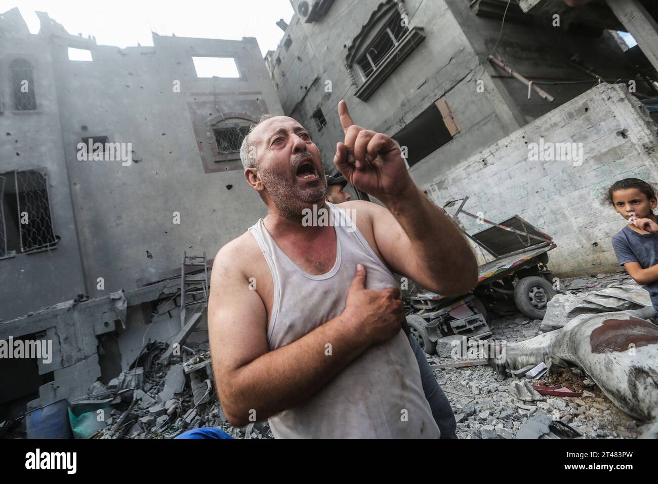 Al Bureij, Territoires palestiniens. 29 octobre 2023. Un palestinien réagit alors qu’il se tient au milieu des décombres autour de la mosquée Al-Bilal dans le camp d’Al-Bureij, à la suite des frappes aériennes israéliennes. Crédit : Mohammed Talatene/dpa/Alamy Live News Banque D'Images