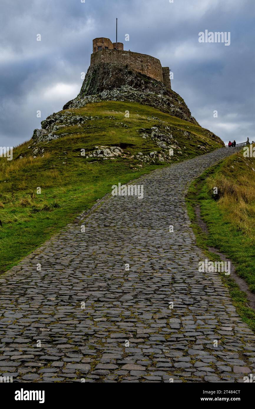 Holy Isle, Royaume-Uni. 28 octobre 2023 photo : un chemin pavé menant au château de Lindisfarne sur Holy Isle dans le Northumberland. Crédit : Rich DYS Banque D'Images