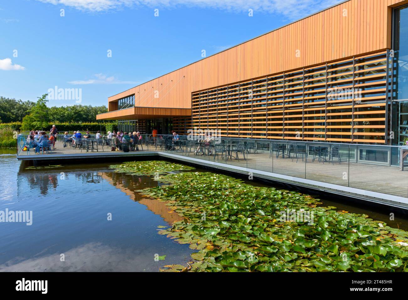 Le Welcome Building au-dessus du lac Moon Bridge Water, RHS Bridgewater Gardens, Worsley, Salford, Greater Manchester, ROYAUME-UNI Banque D'Images