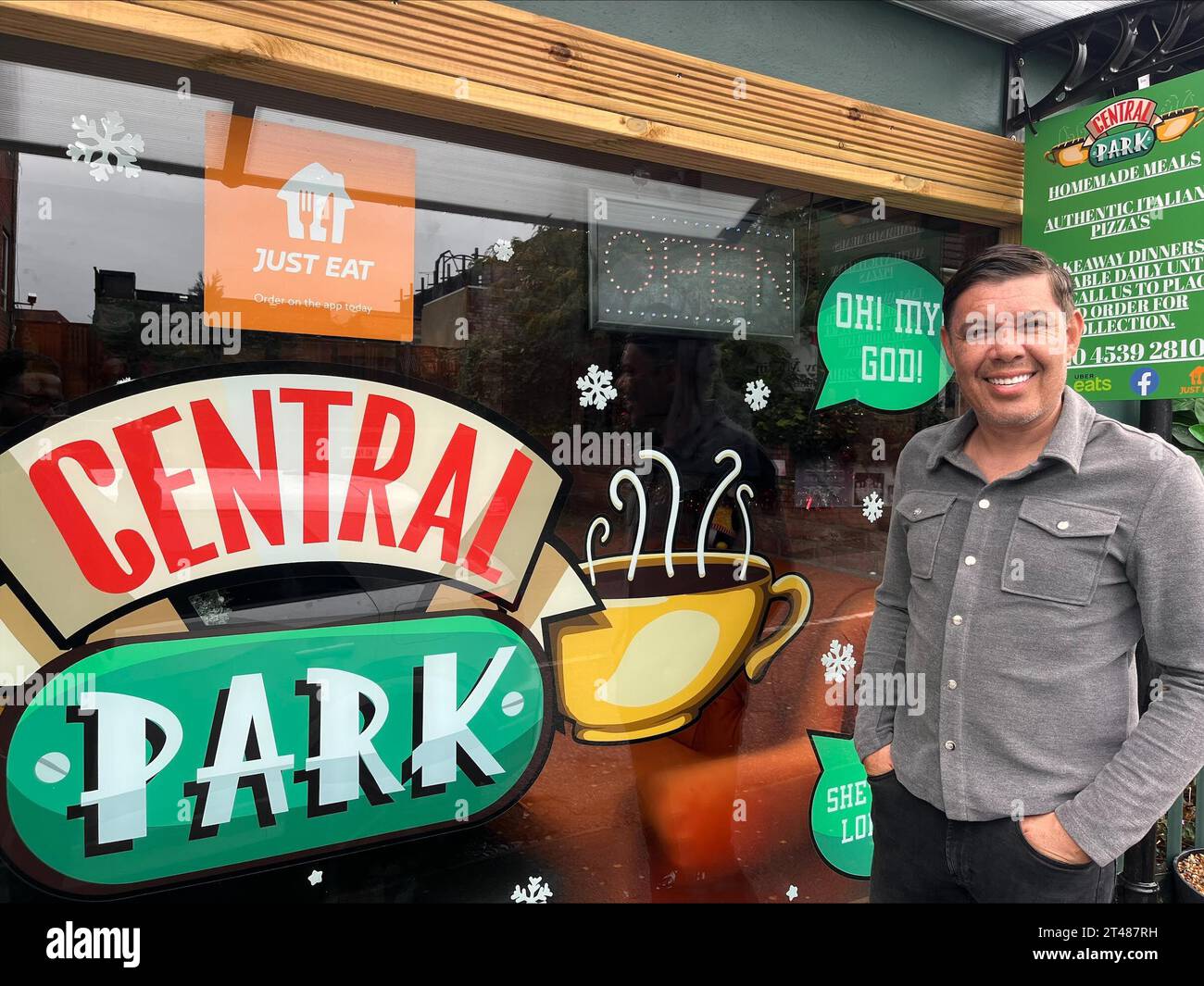Darren, 44 ans, propriétaire de Central Park Cafe, un café sur le thème des amis à Bexleyheath, Londres, s'adressant aux médias le lendemain de la mort de Matthew Perry, qui a joué le rôle de Chandler Bing dans la série télévisée comique Friends, à l'âge de 54 ans. L'acteur nommé Emmy a été retrouvé mort d'une noyade apparente à son domicile de Los Angeles samedi, selon le Los Angeles Times et le site de célébrités TMZ. Date de la photo : dimanche 29 octobre 2023. Banque D'Images