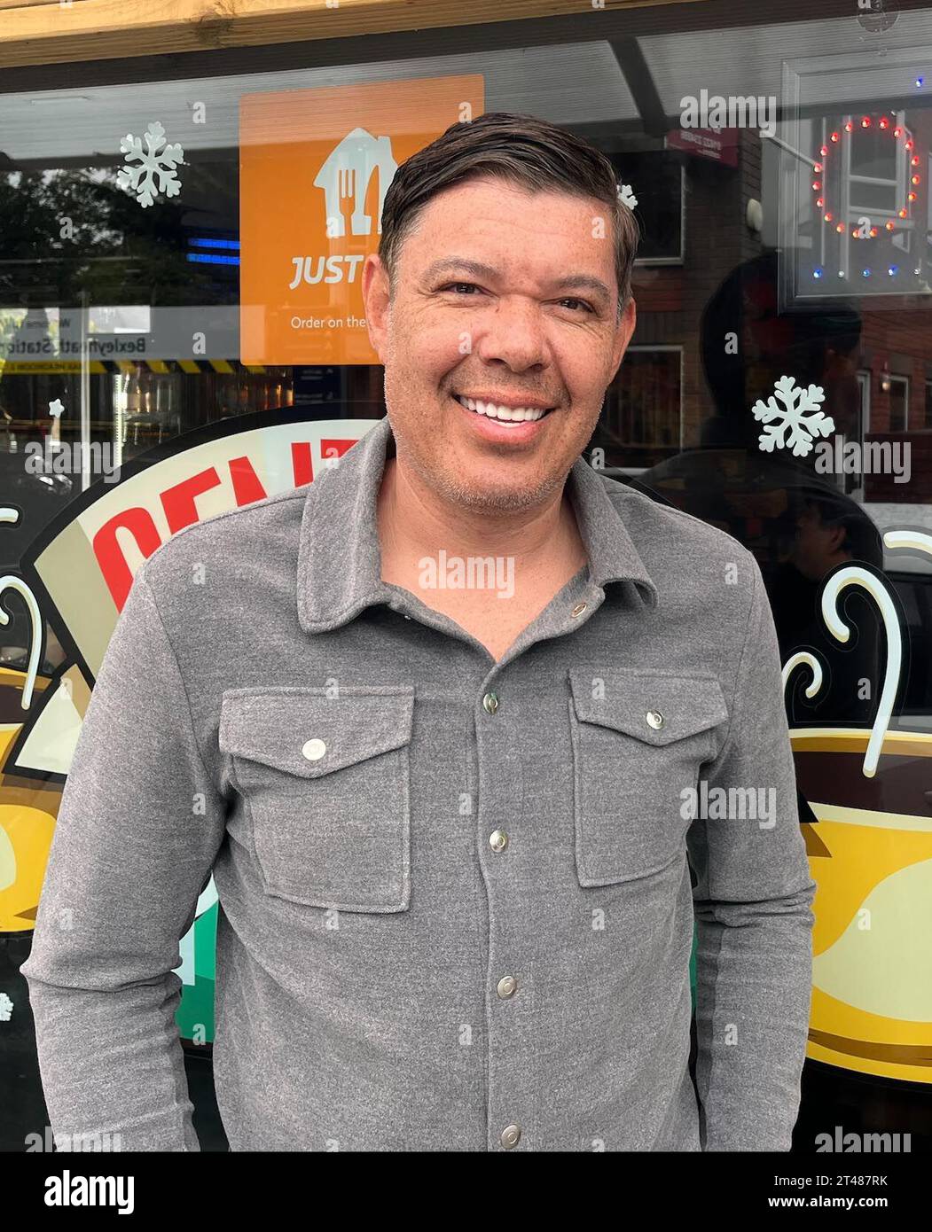 Darren, 44 ans, propriétaire de Central Park Cafe, un café sur le thème des amis à Bexleyheath, Londres, s'adressant aux médias le lendemain de la mort de Matthew Perry, qui a joué le rôle de Chandler Bing dans la série télévisée comique Friends, à l'âge de 54 ans. L'acteur nommé Emmy a été retrouvé mort d'une noyade apparente à son domicile de Los Angeles samedi, selon le Los Angeles Times et le site de célébrités TMZ. Date de la photo : dimanche 29 octobre 2023. Banque D'Images