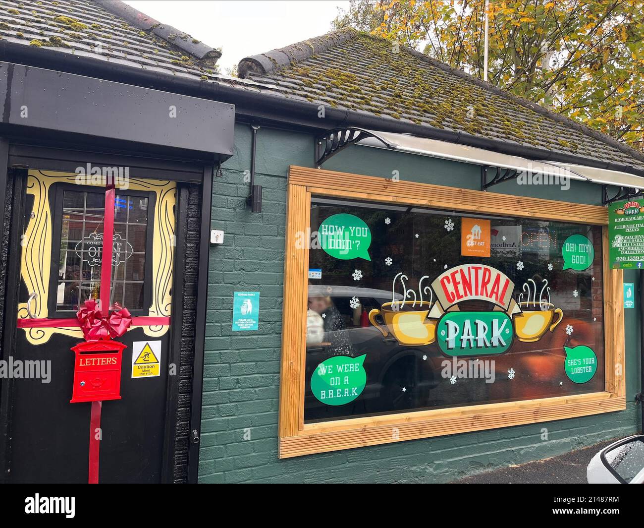 The Outside of Central Park Cafe, un café sur le thème des amis à Bexleyheath, Londres, le lendemain de la mort de Matthew Perry, qui a joué le rôle de Chandler Bing dans la série télévisée comique Friends, à l'âge de 54 ans. L'acteur nommé Emmy a été retrouvé mort d'une noyade apparente à son domicile de Los Angeles samedi, selon le Los Angeles Times et le site de célébrités TMZ. Date de la photo : dimanche 29 octobre 2023. Banque D'Images