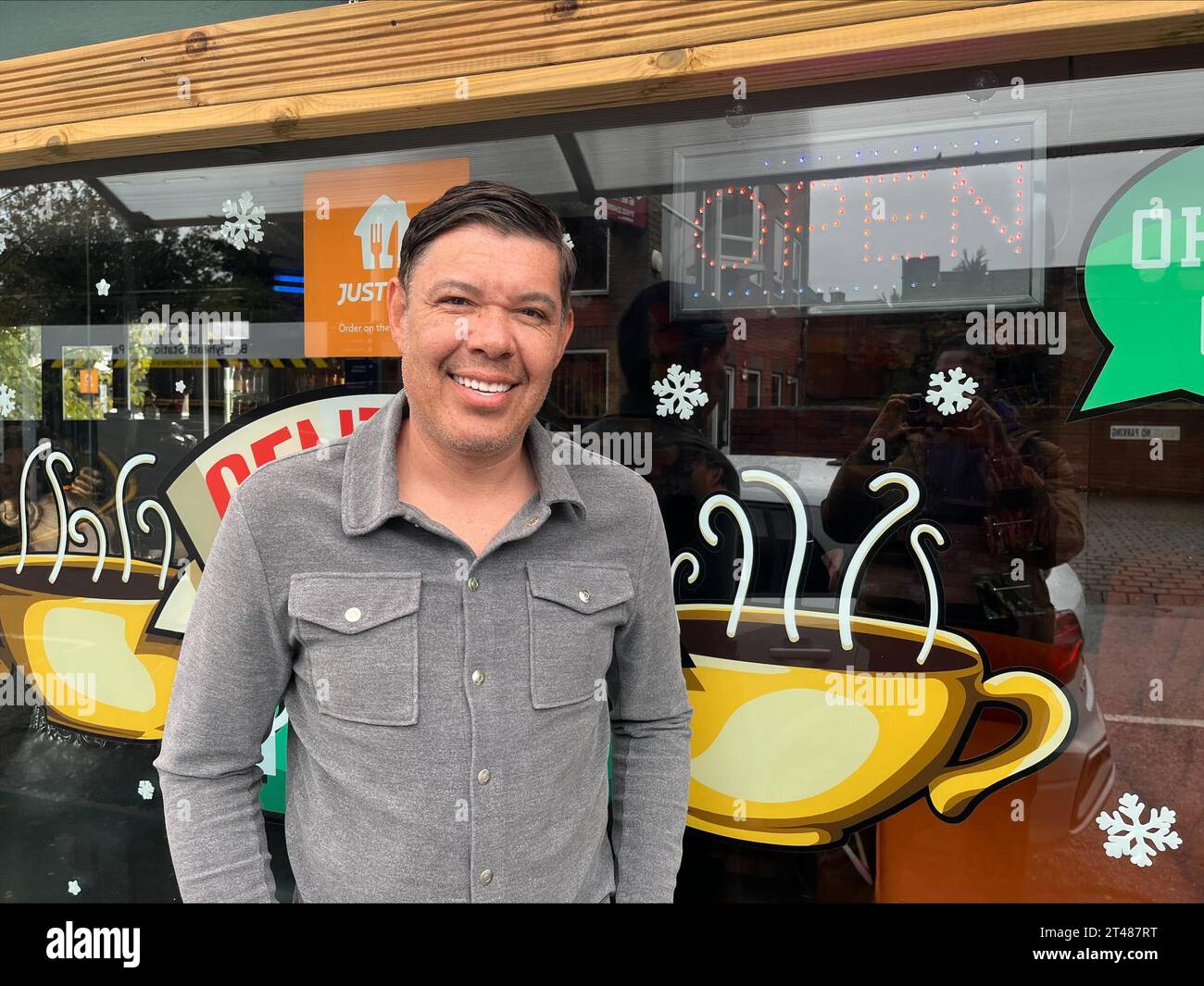 Darren, 44 ans, propriétaire de Central Park Cafe, un café sur le thème des amis à Bexleyheath, Londres, s'adressant aux médias le lendemain de la mort de Matthew Perry, qui a joué le rôle de Chandler Bing dans la série télévisée comique Friends, à l'âge de 54 ans. L'acteur nommé Emmy a été retrouvé mort d'une noyade apparente à son domicile de Los Angeles samedi, selon le Los Angeles Times et le site de célébrités TMZ. Date de la photo : dimanche 29 octobre 2023. Banque D'Images