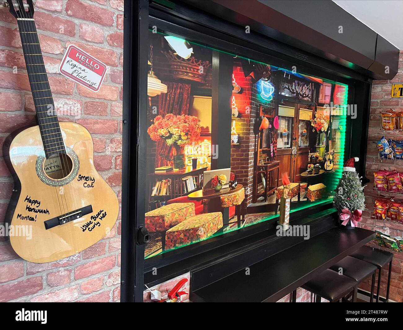 The Inside of Central Park Cafe, un café sur le thème des amis à Bexleyheath, Londres, le lendemain de la mort de Matthew Perry, qui a joué le rôle de Chandler Bing dans la série télévisée comique Friends, à l'âge de 54 ans. L'acteur nommé Emmy a été retrouvé mort d'une noyade apparente à son domicile de Los Angeles samedi, selon le Los Angeles Times et le site de célébrités TMZ. Date de la photo : dimanche 29 octobre 2023. Banque D'Images