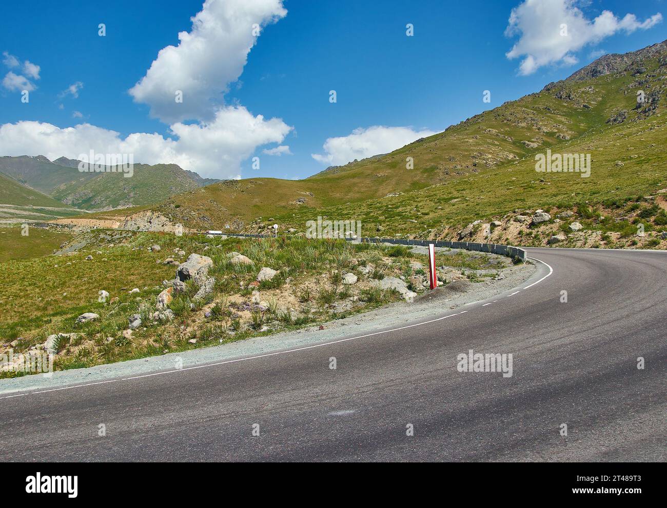 Vallée Suusamyr , Paysage de montagne. Le Kirghizistan. Banque D'Images