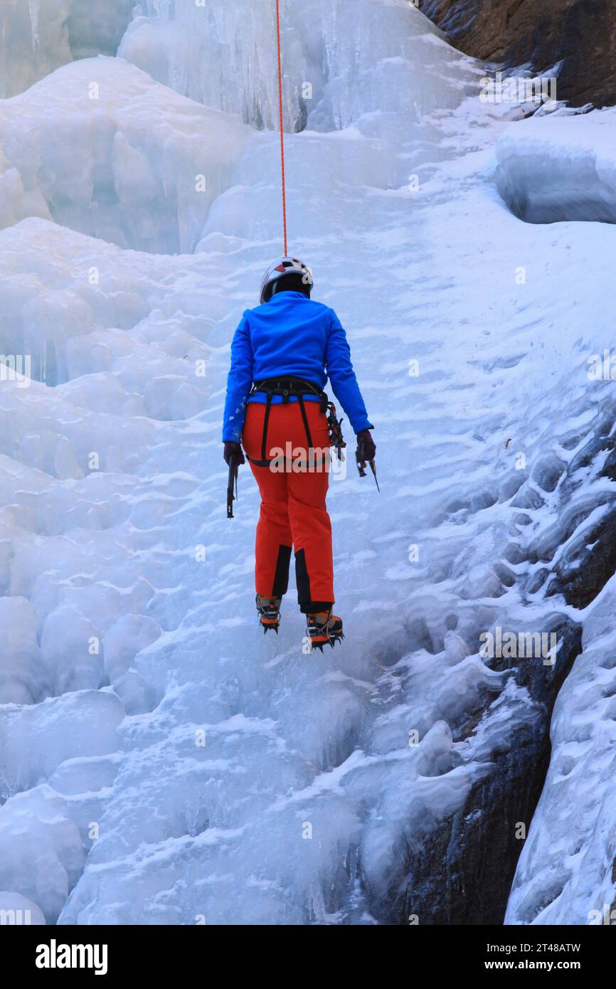 QINGLONG - JANVIER 18 : les amateurs d'escalade de glace utilisent la corde, grimpant une cascade gelée, le 18 janvier 2014, Qinglong, province du hebei, Chine. Banque D'Images