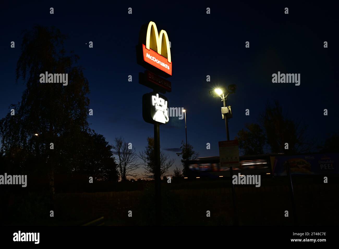 Panneau McDonald's la nuit Banque D'Images