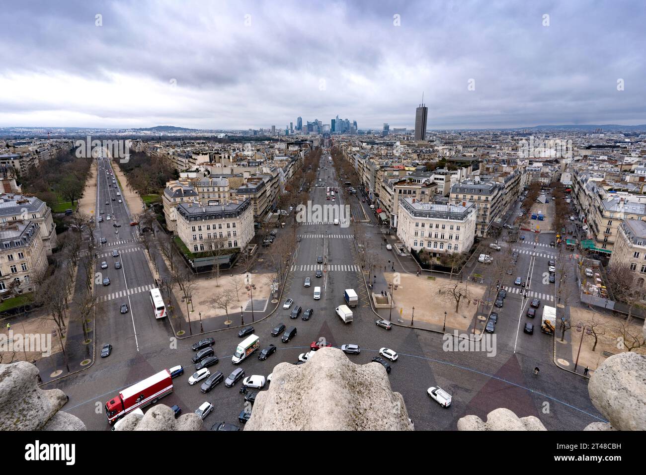 Une vue sur la Skyline de Paris depuis le sommet de l'Arc de Triomphe Banque D'Images