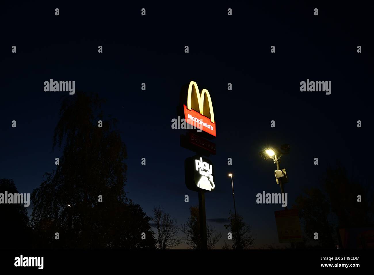 Panneau McDonald's la nuit Banque D'Images