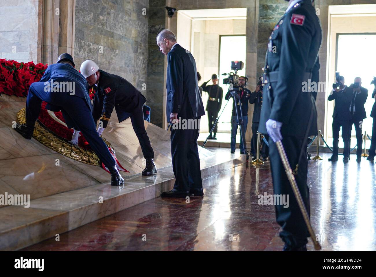 Ankara, Turquie. 29 octobre 2023. Le président Recep Tayyip Erdo?an dépose une gerbe sur la tombe de Atatürk, fondateur de la République de Turquie. À l'occasion du 100e anniversaire de la fondation de la République de Turquie, une cérémonie officielle a eu lieu au mausolée du fondateur de la République turque, Mustafa Kemal Atatürk. Le Président de la République de Turquie Recep Tayyip Erdogan a assisté à la cérémonie. Crédit : SOPA Images Limited/Alamy Live News Banque D'Images