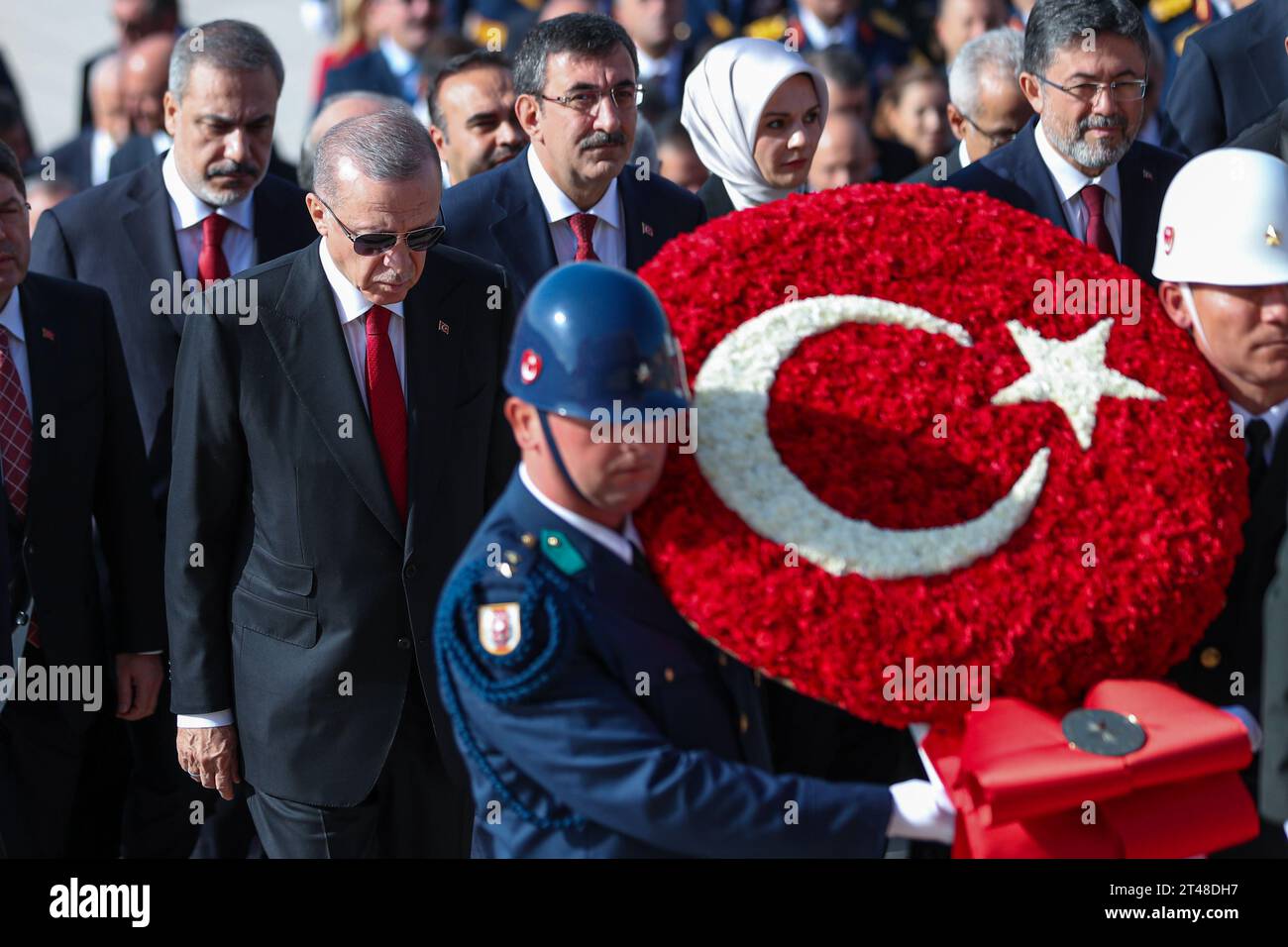 Ankara, Turquie. 29 octobre 2023. Le président Recep Tayyip Erdo?an dépose une gerbe sur la tombe de Atatürk, fondateur de la République de Turquie. À l'occasion du 100e anniversaire de la fondation de la République de Turquie, une cérémonie officielle a eu lieu au mausolée du fondateur de la République turque, Mustafa Kemal Atatürk. Le Président de la République de Turquie Recep Tayyip Erdogan a assisté à la cérémonie. Crédit : SOPA Images Limited/Alamy Live News Banque D'Images