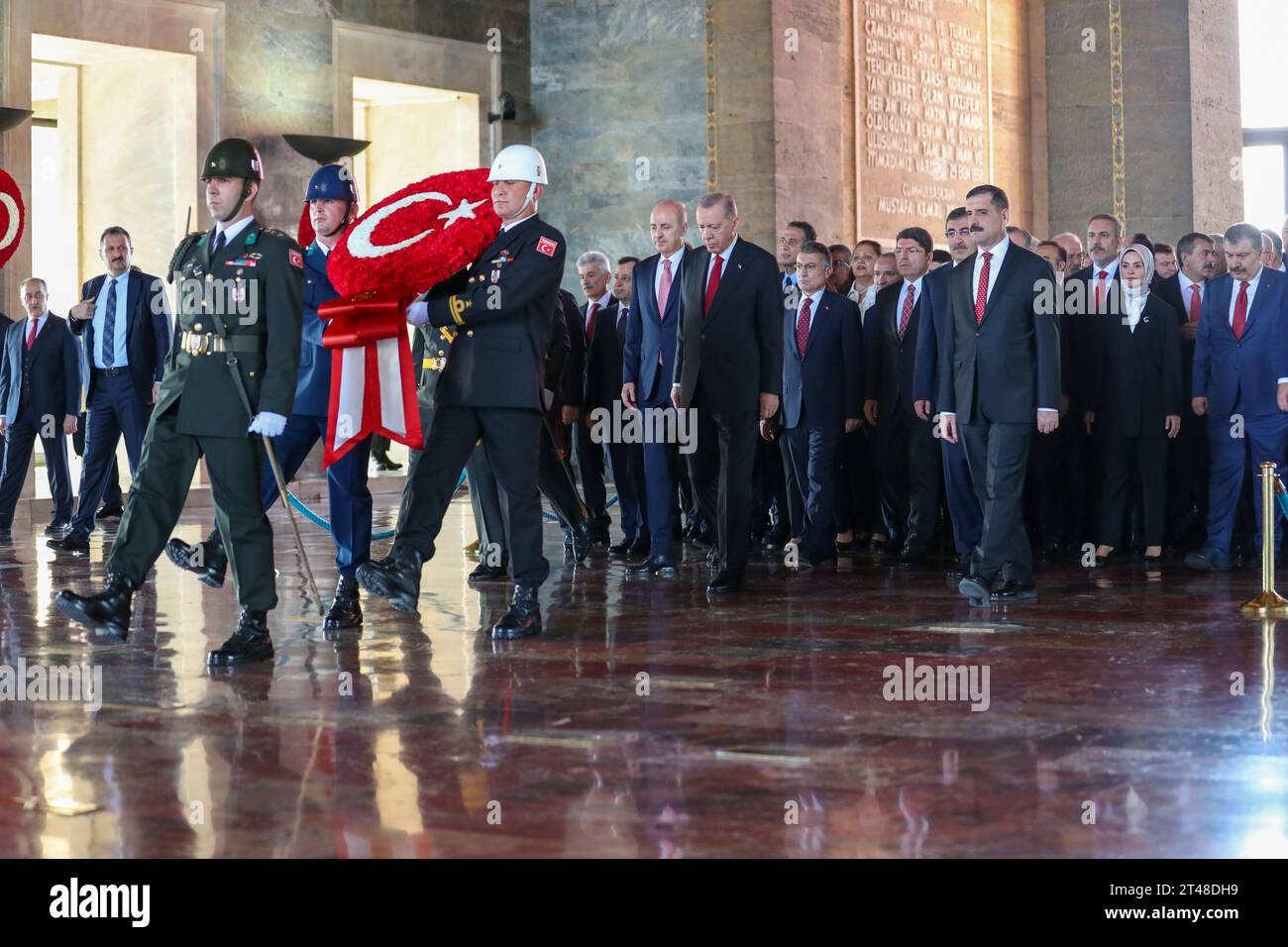 Ankara, Turquie. 29 octobre 2023. Le président Recep Tayyip Erdo?an rend hommage sur la tombe de Atatürk, fondateur de la République de Turquie. À l'occasion du 100e anniversaire de la fondation de la République de Turquie, une cérémonie officielle a eu lieu au mausolée du fondateur de la République turque, Mustafa Kemal Atatürk. Le Président de la République de Turquie Recep Tayyip Erdogan a assisté à la cérémonie. Crédit : SOPA Images Limited/Alamy Live News Banque D'Images