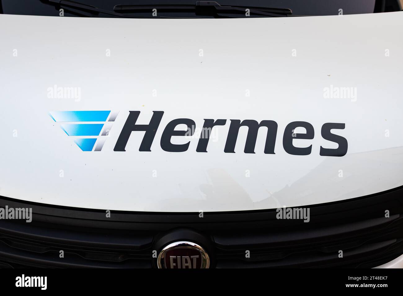 Signe logo Hermes du service d'expédition de colis. L'icône de marque est une publicité sur le véhicule de livraison. Le logotype est sur le capot du van. Banque D'Images