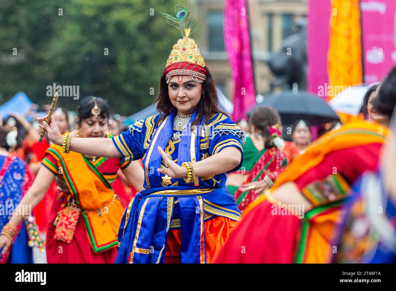 Londres, Royaume-Uni. 29 octobre 2023. Des danseurs traditionnels se produisent sous la pluie à Diwali sur Trafalgar Square, un événement soutenu par le maire de Londres. La fête annuelle des Lumières est célébrée par les hindous, les sikhs et les jaïns. Crédit : Stephen Chung / Alamy Live News Banque D'Images