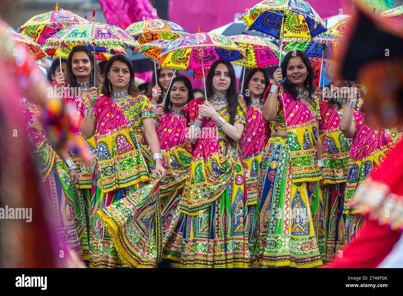 Londres, Royaume-Uni. 29 octobre 2023. Des danseurs traditionnels se produisent sous la pluie à Diwali sur Trafalgar Square, un événement soutenu par le maire de Londres. La fête annuelle des Lumières est célébrée par les hindous, les sikhs et les jaïns. Crédit : Stephen Chung / Alamy Live News Banque D'Images