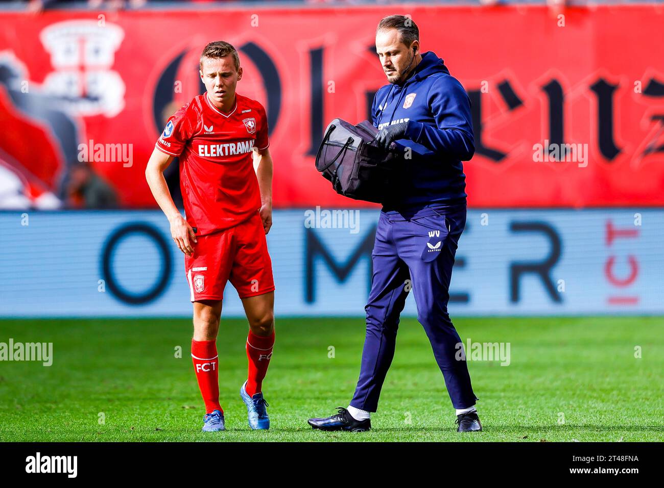 ENSCHEDE, PAYS-BAS - OCTOBRE 29 : Mathias Kjolo (FC Twente) blessé lors du match d'Eredivisie entre le FC Twente et le SC Feyenoord à de Grolsch Veste on Banque D'Images