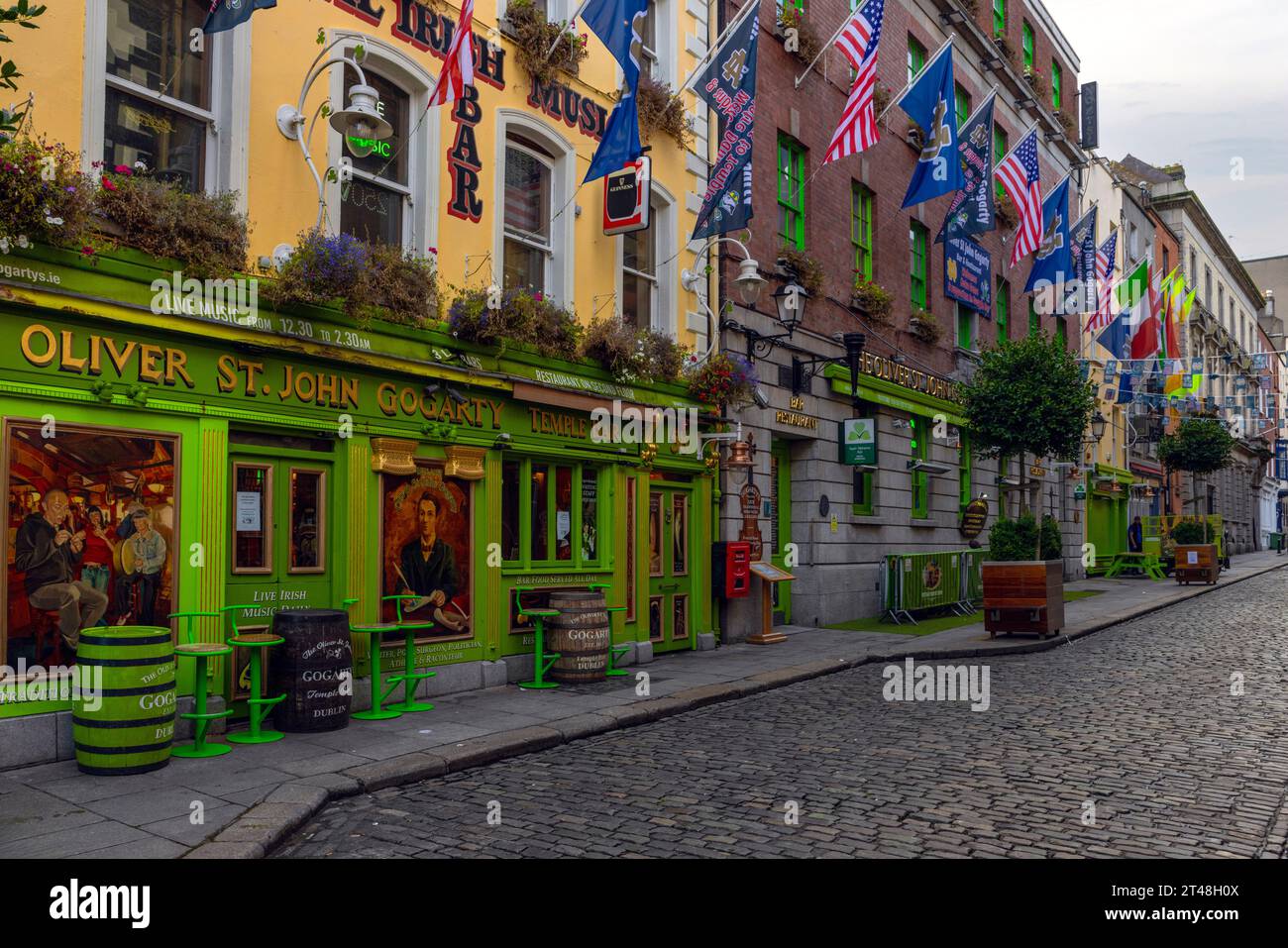 Temple Bar, Dublin, Irlande, est un quartier animé et historique connu pour ses rues pavées, ses pubs traditionnels, ses concerts et son atmosphère festive. Banque D'Images