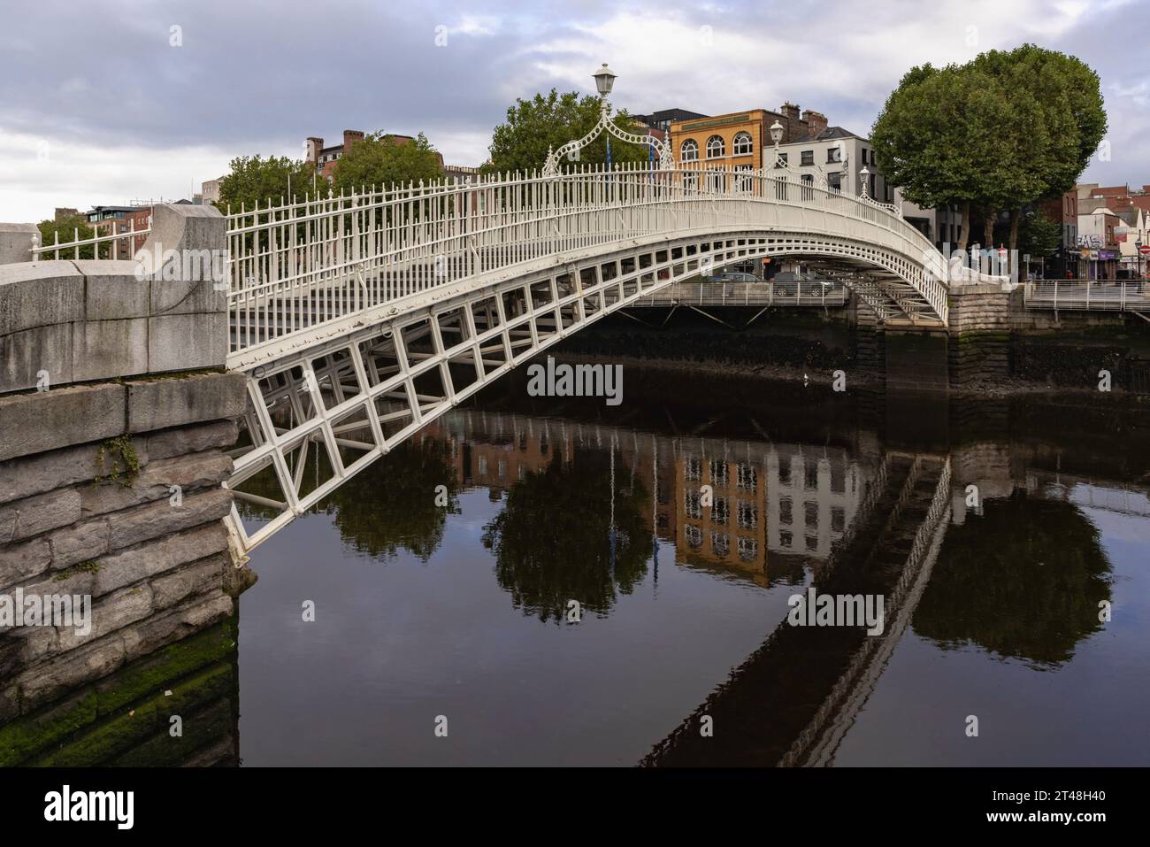 Ha'penny Bridge est un pont piétonnier sur la rivière Liffey à Dublin, en Irlande, connu pour son beau design en fonte et son statut emblématique. Banque D'Images