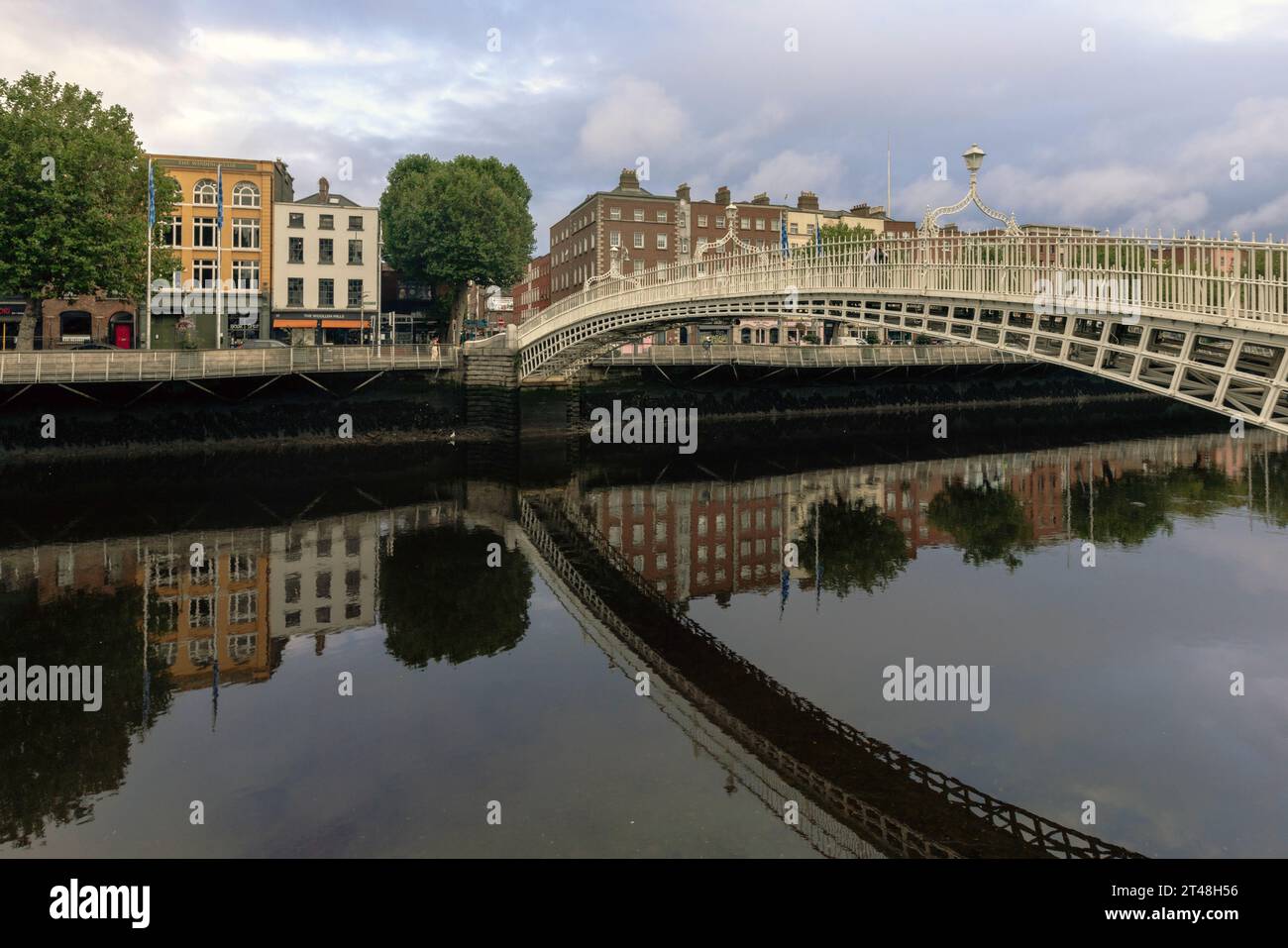 Ha'penny Bridge est un pont piétonnier sur la rivière Liffey à Dublin, en Irlande, connu pour son beau design en fonte et son statut emblématique. Banque D'Images