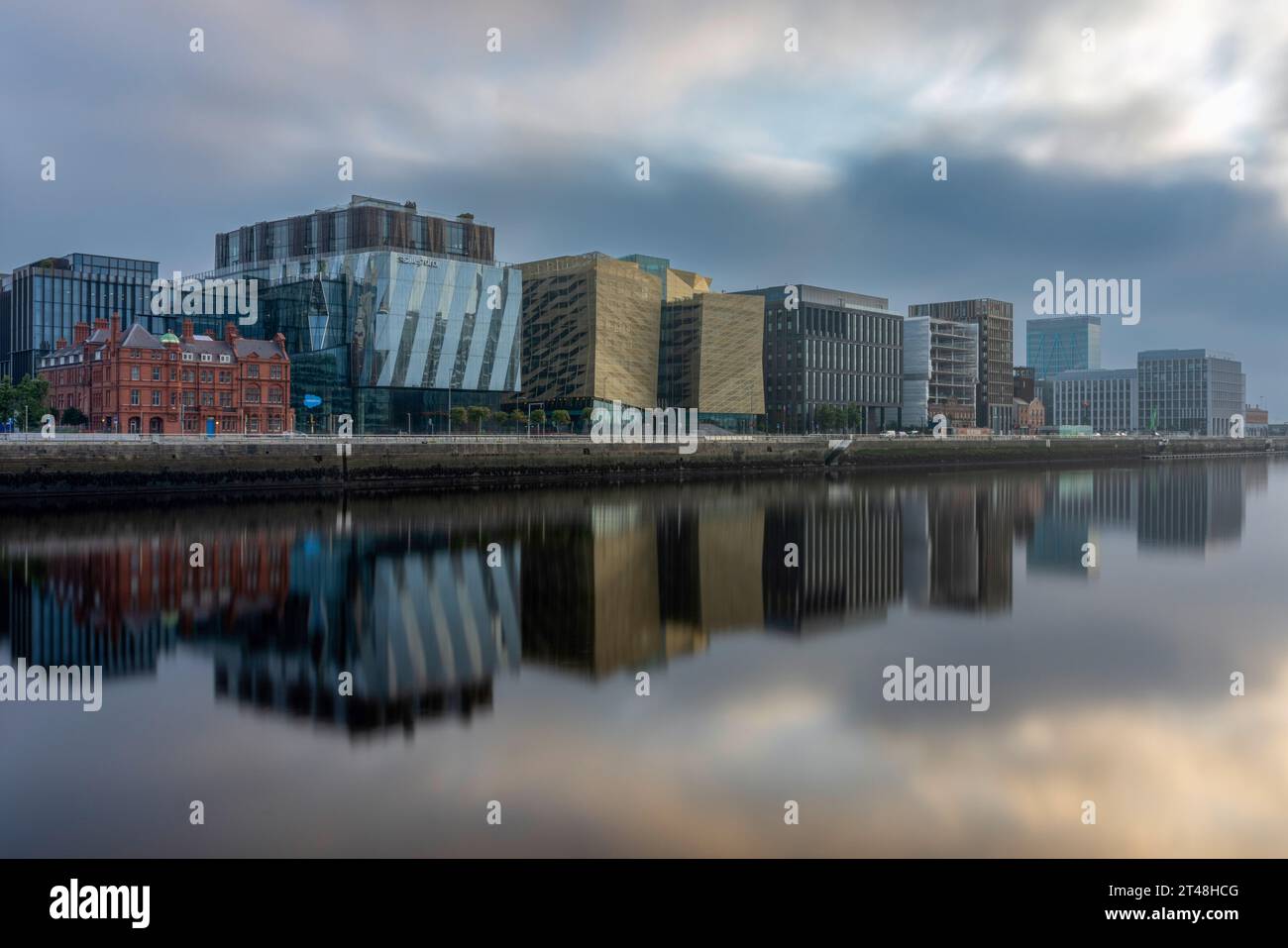 Dublin Docklands est une zone urbaine dynamique et en développement rapide avec une architecture moderne et des entreprises innovantes. Banque D'Images