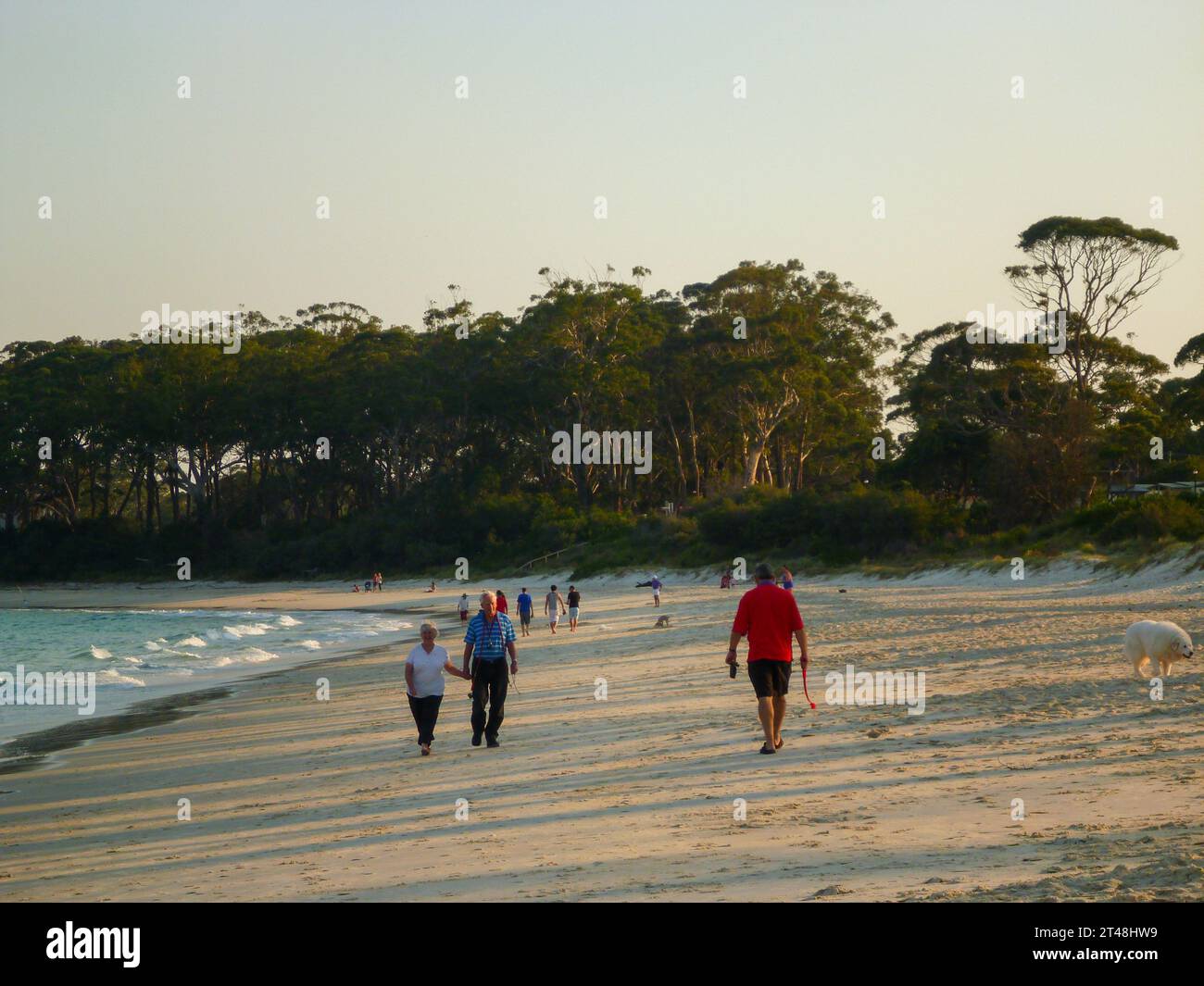 Faire une promenade au coucher du soleil le long de Collingwood Beach, Vincentia, NSW, Australie Banque D'Images