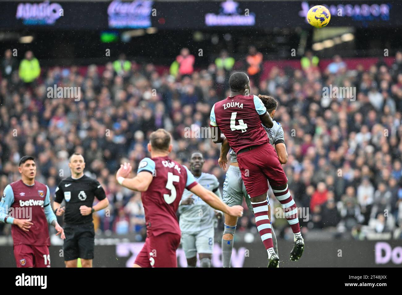 Kurt Zouma de West Ham United et Dominic Calvert-Lewin d'Everton FC défient pour le high ball lors du match de Premier League entre West Ham United et Everton au London Stadium, Queen Elizabeth Olympic Park, Londres, Angleterre le 29 octobre 2023. Photo de Phil Hutchinson. Usage éditorial uniquement, licence requise pour un usage commercial. Aucune utilisation dans les Paris, les jeux ou les publications d'un seul club/ligue/joueur. Crédit : UK Sports pics Ltd/Alamy Live News Banque D'Images