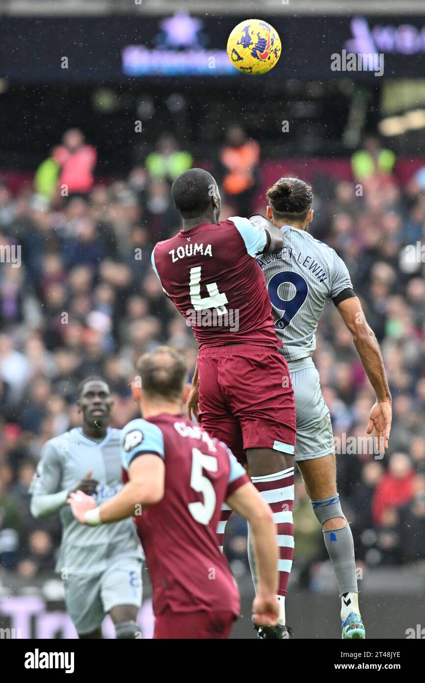 Kurt Zouma de West Ham United et Dominic Calvert-Lewin d'Everton FC défient pour le high ball lors du match de Premier League entre West Ham United et Everton au London Stadium, Queen Elizabeth Olympic Park, Londres, Angleterre le 29 octobre 2023. Photo de Phil Hutchinson. Usage éditorial uniquement, licence requise pour un usage commercial. Aucune utilisation dans les Paris, les jeux ou les publications d'un seul club/ligue/joueur. Crédit : UK Sports pics Ltd/Alamy Live News Banque D'Images