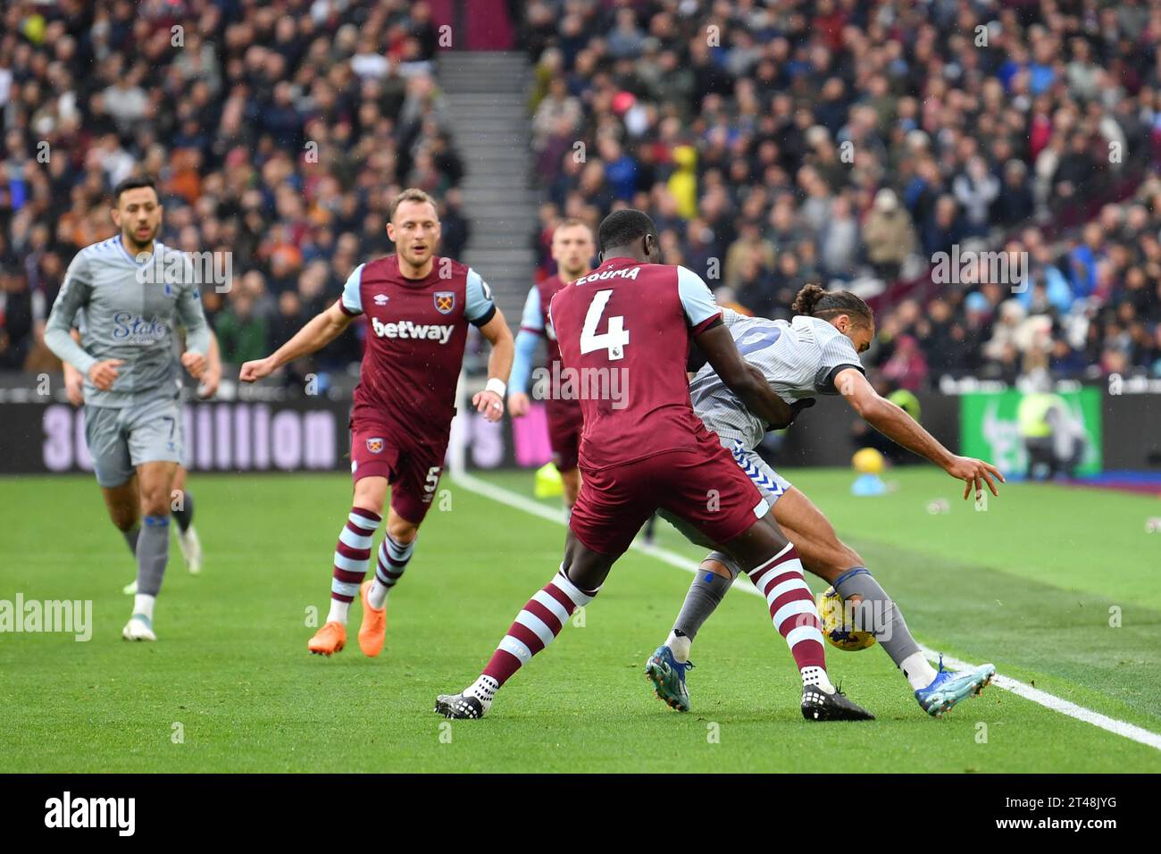 Kurt Zouma de West Ham United et Dominic Calvert-Lewin d'Everton FC défient pour le ballon lors du match de Premier League entre West Ham United et Everton au London Stadium, Queen Elizabeth Olympic Park, Londres, Angleterre le 29 octobre 2023. Photo de Phil Hutchinson. Usage éditorial uniquement, licence requise pour un usage commercial. Aucune utilisation dans les Paris, les jeux ou les publications d'un seul club/ligue/joueur. Crédit : UK Sports pics Ltd/Alamy Live News Banque D'Images