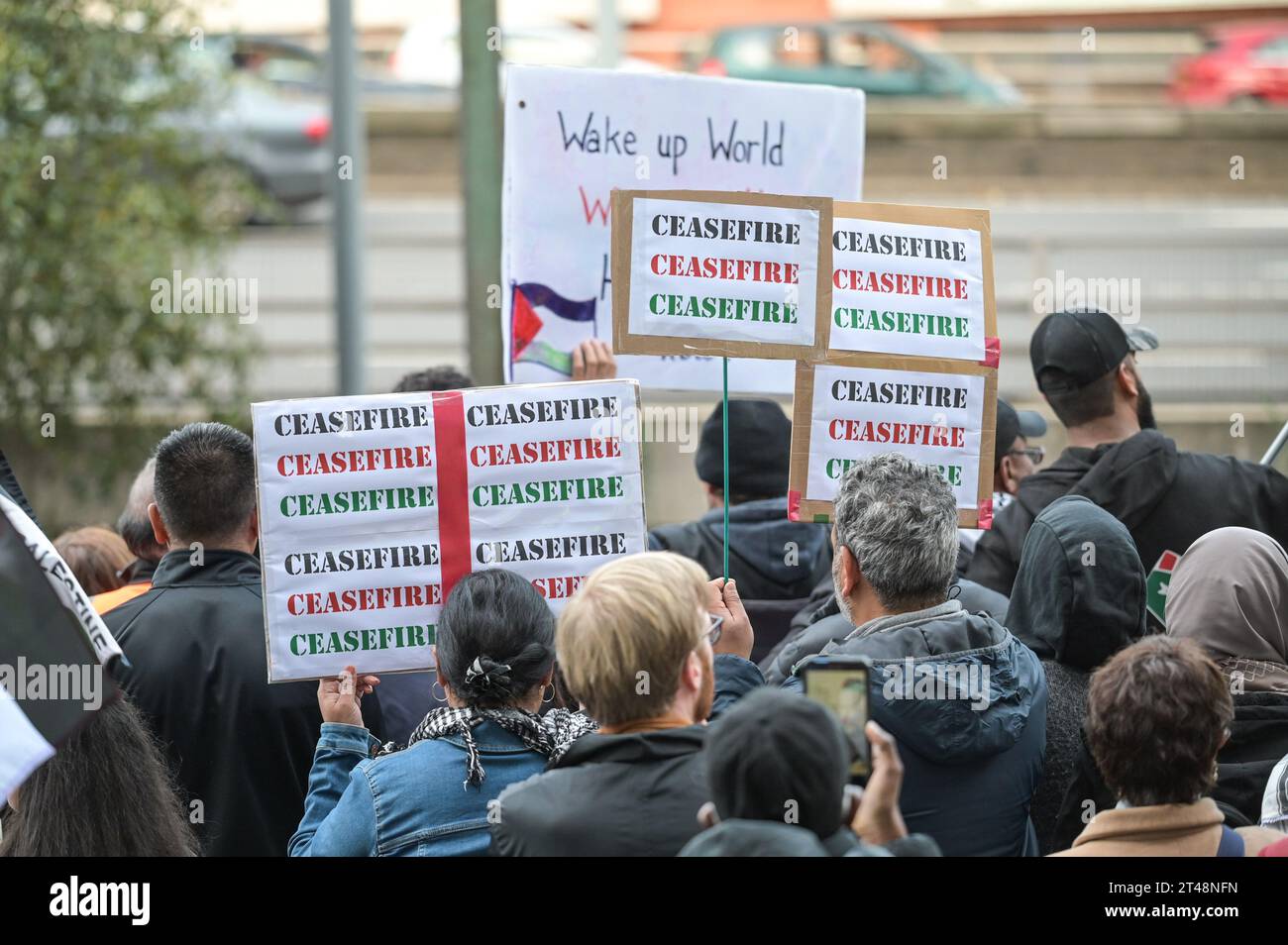 La boîte aux lettres Birmingham, 29 octobre 2023 - la police des West Midlands a évacué la boîte aux lettres et a formé une ligne autour des entrées alors qu'une marche de la Palestine libre se réunissait à l'extérieur dimanche après-midi. Environ 200 manifestants brandissaient des drapeaux et scandaient « honte à la BBC » avec les flics qui tenaient la ligne. La BBC a ses studios Midlands à l'intérieur du bâtiment Mailbox dans le centre-ville de Birmingham. Divers signes et poupées de bébé imbibées de sang ont également été laissés sur les marches de la propriété. Crédit : Arrêter Press Media/Alamy Live News Banque D'Images