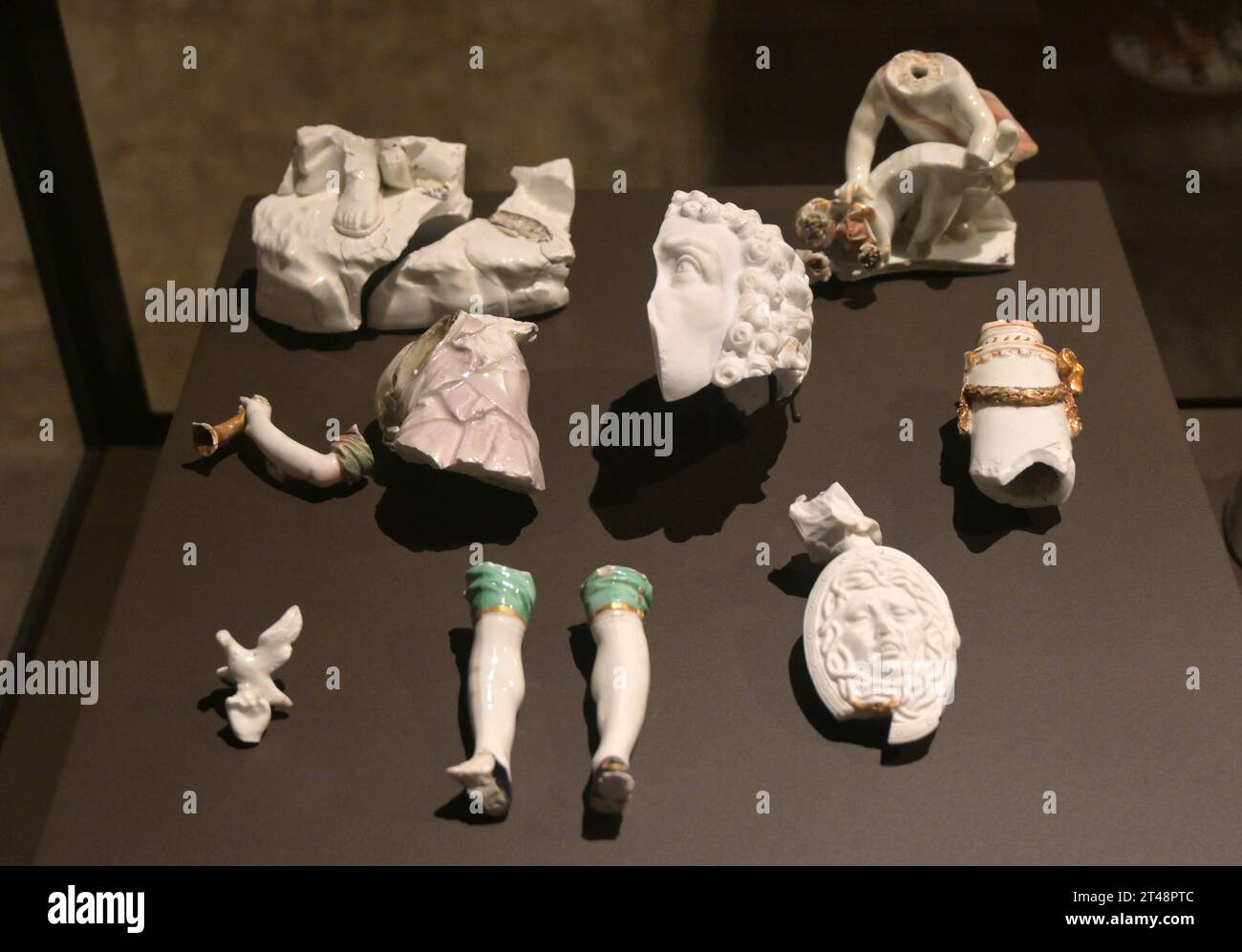 figurines en porcelaine cassées, kunstgewerbemuseum, berlin Banque D'Images