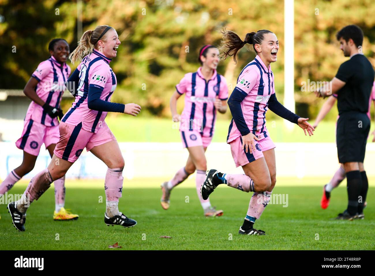 Londres, Royaume-Uni. 29 octobre 2023. Brit Saylor (8 Dulwich Hamlet) (à droite) célèbre les buts lors du match de Premier League entre Enfield Town et Dulwich Hamlet au Queen Elizabeth II Stadium. Crédit : Liam Asman/Alamy Live News Banque D'Images