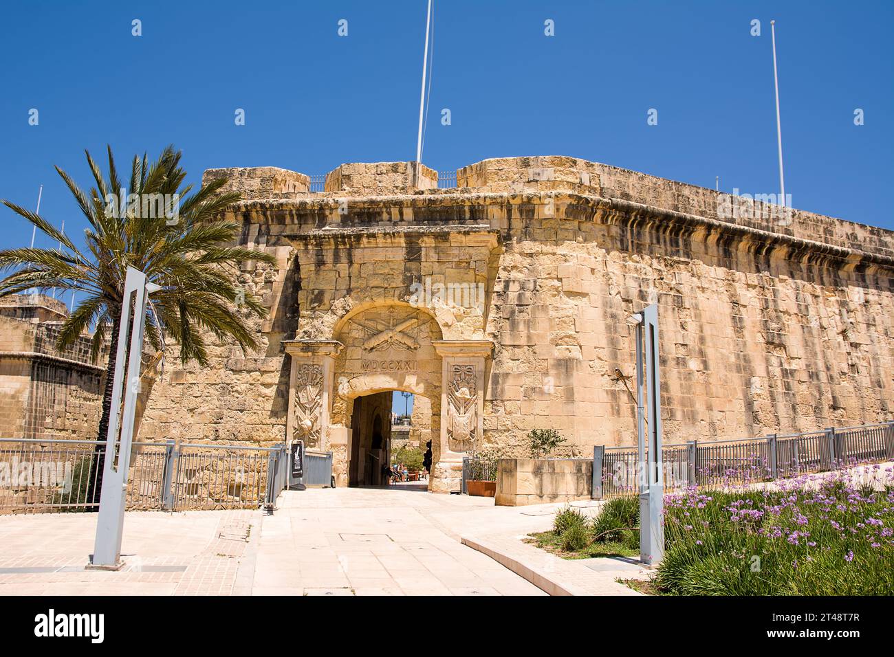 Vittoriosa, Malte - 17 juin 2023 : entrée de la contre-garde couvre porte où se trouve le musée de la guerre dans la ville de Vittoriosa, Malte Banque D'Images