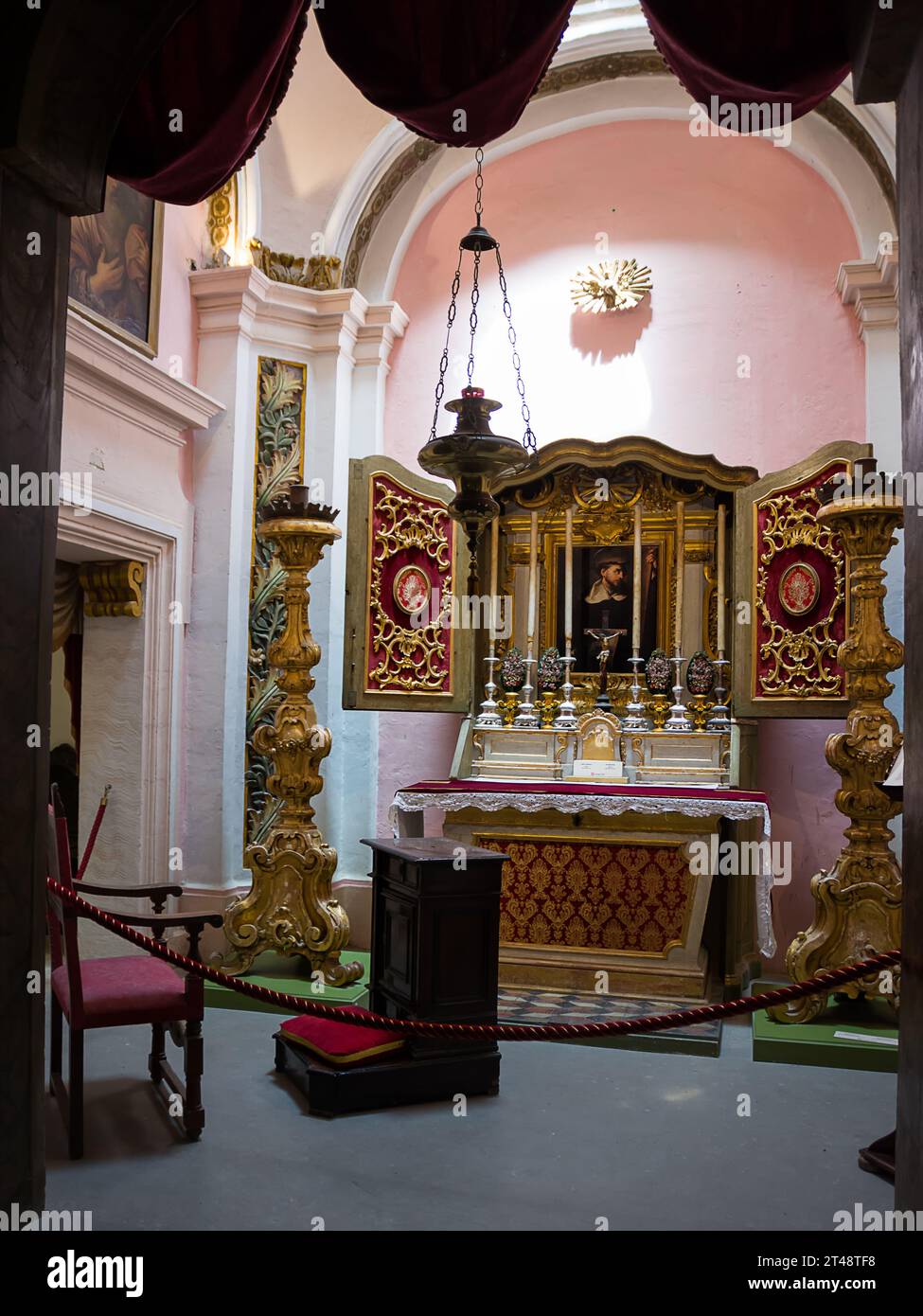 Vittoriosa, Malte - 17 juin 2023 : petite chapelle de prière à l'intérieur du Palais de l'Inquisition dans la Citta Vittoriosa, Malte Banque D'Images